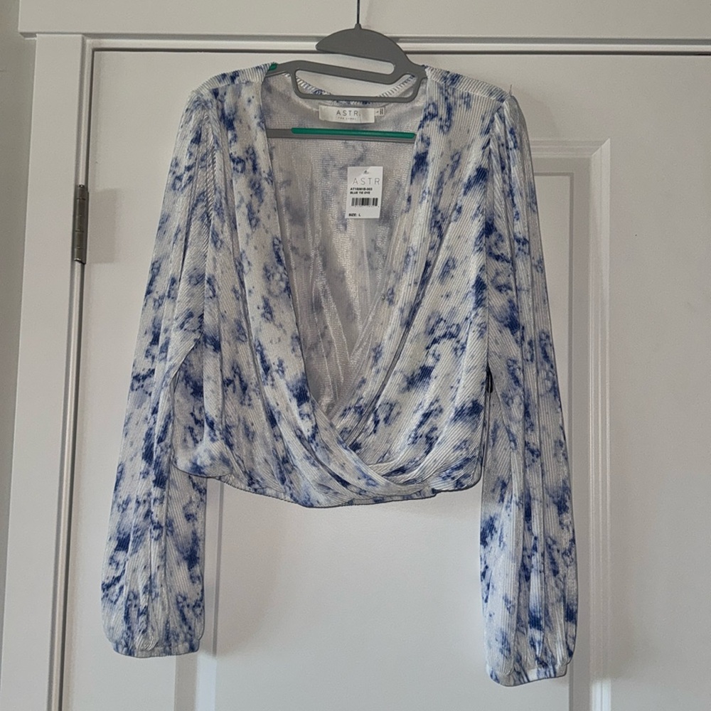 ASTR Women's Blue and White Wrap Top L